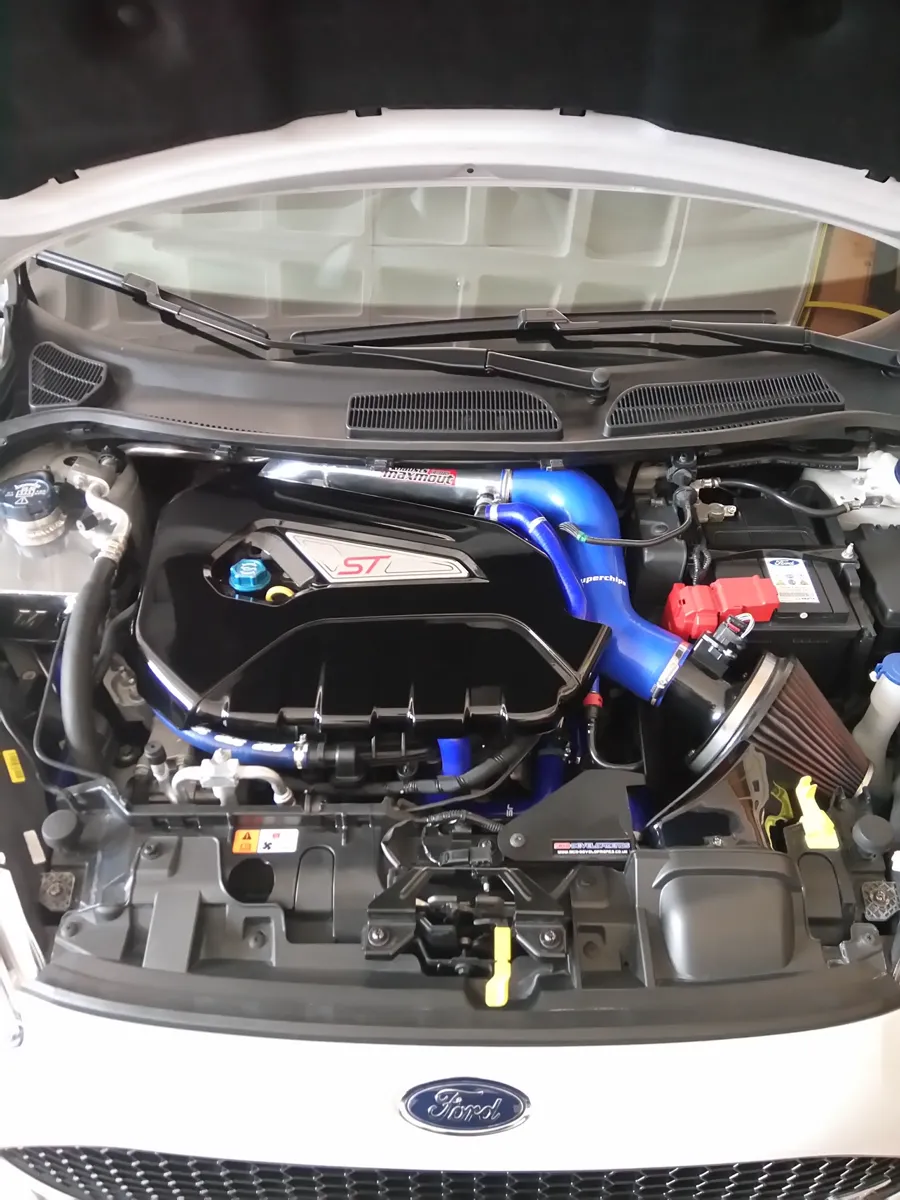 Κινητήρας Ford Fiesta ST με μπλε σωλήνες εισαγωγής