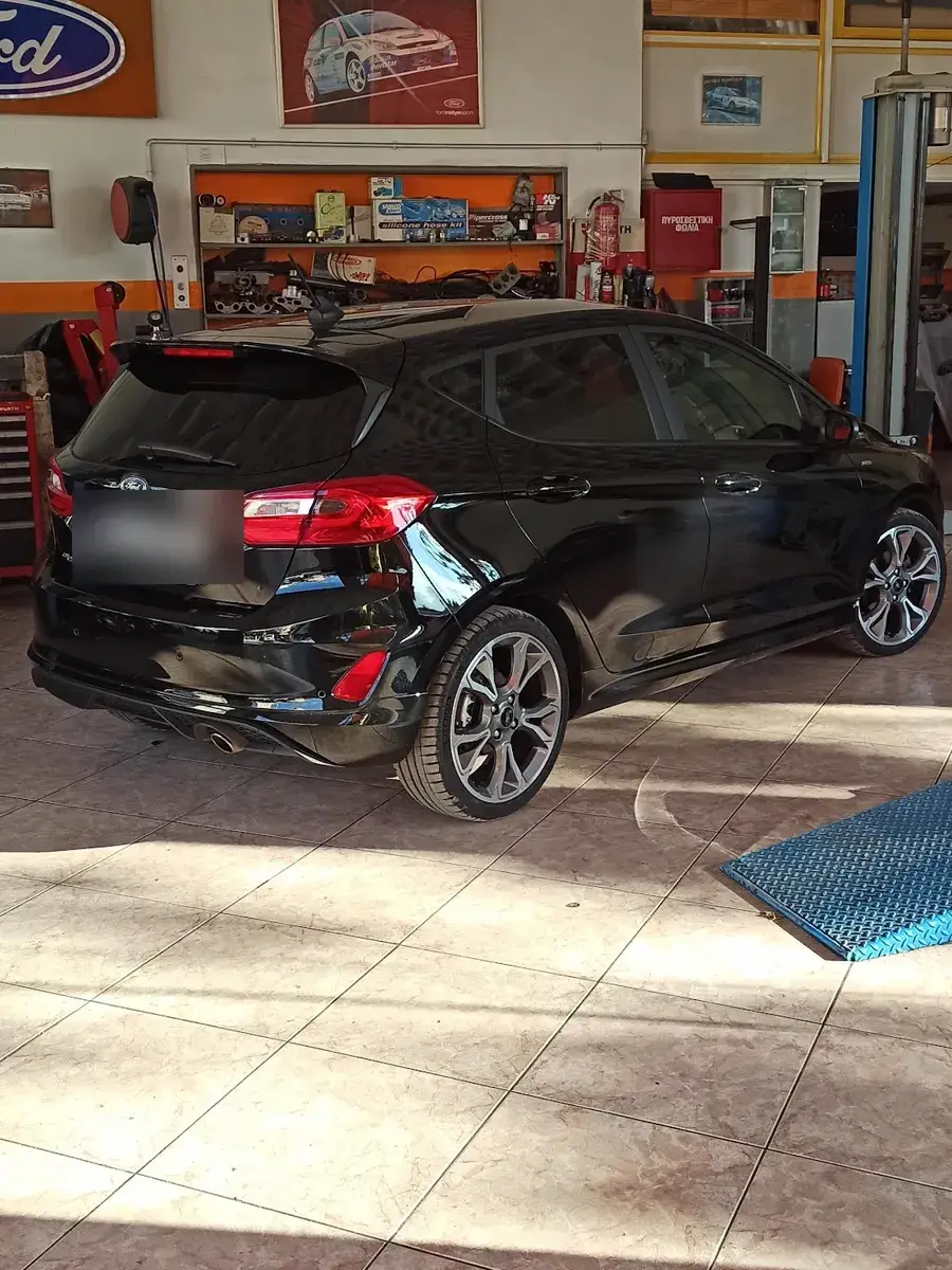 Μαύρο Ford Fiesta μέσα στο συνεργείο