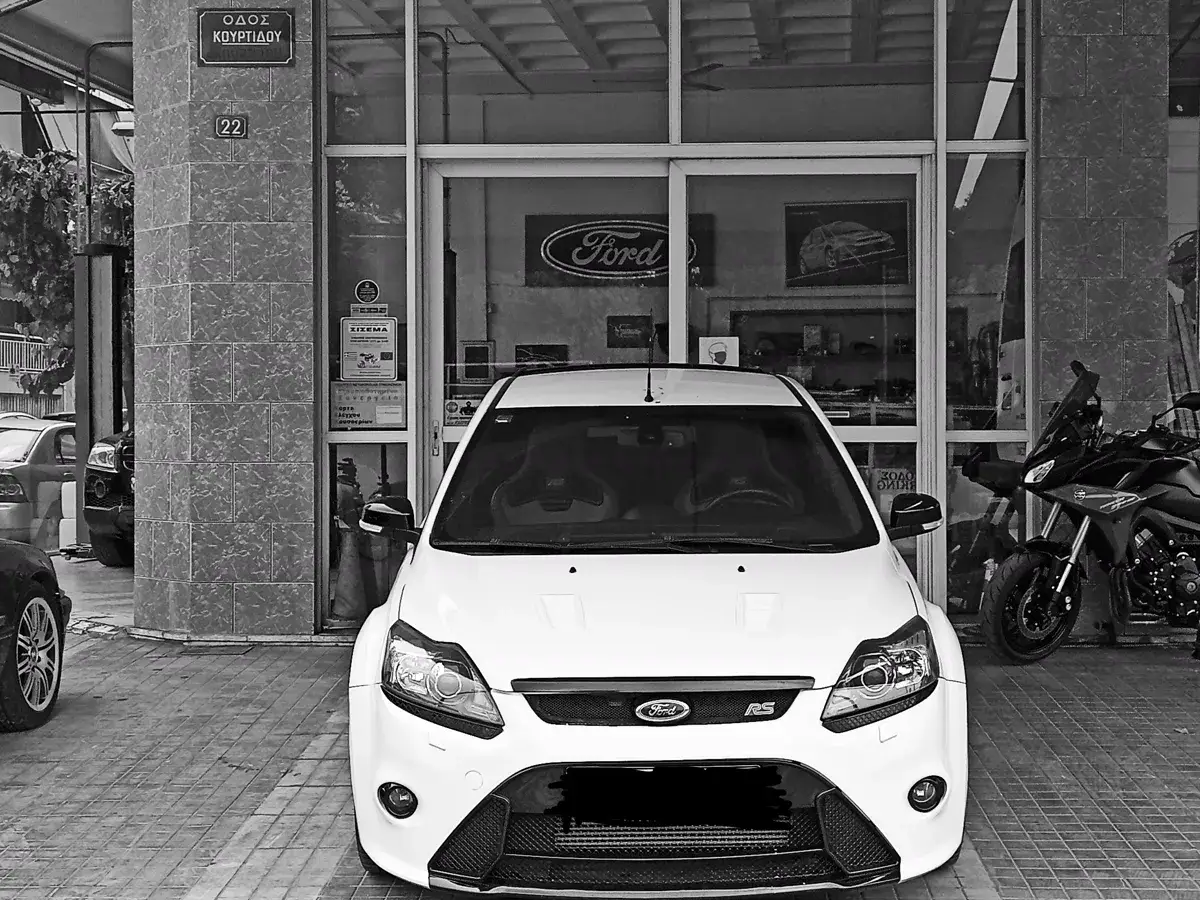 Λευκό Ford Focus RS μπροστά στην είσοδο της Κουρτίδου 22