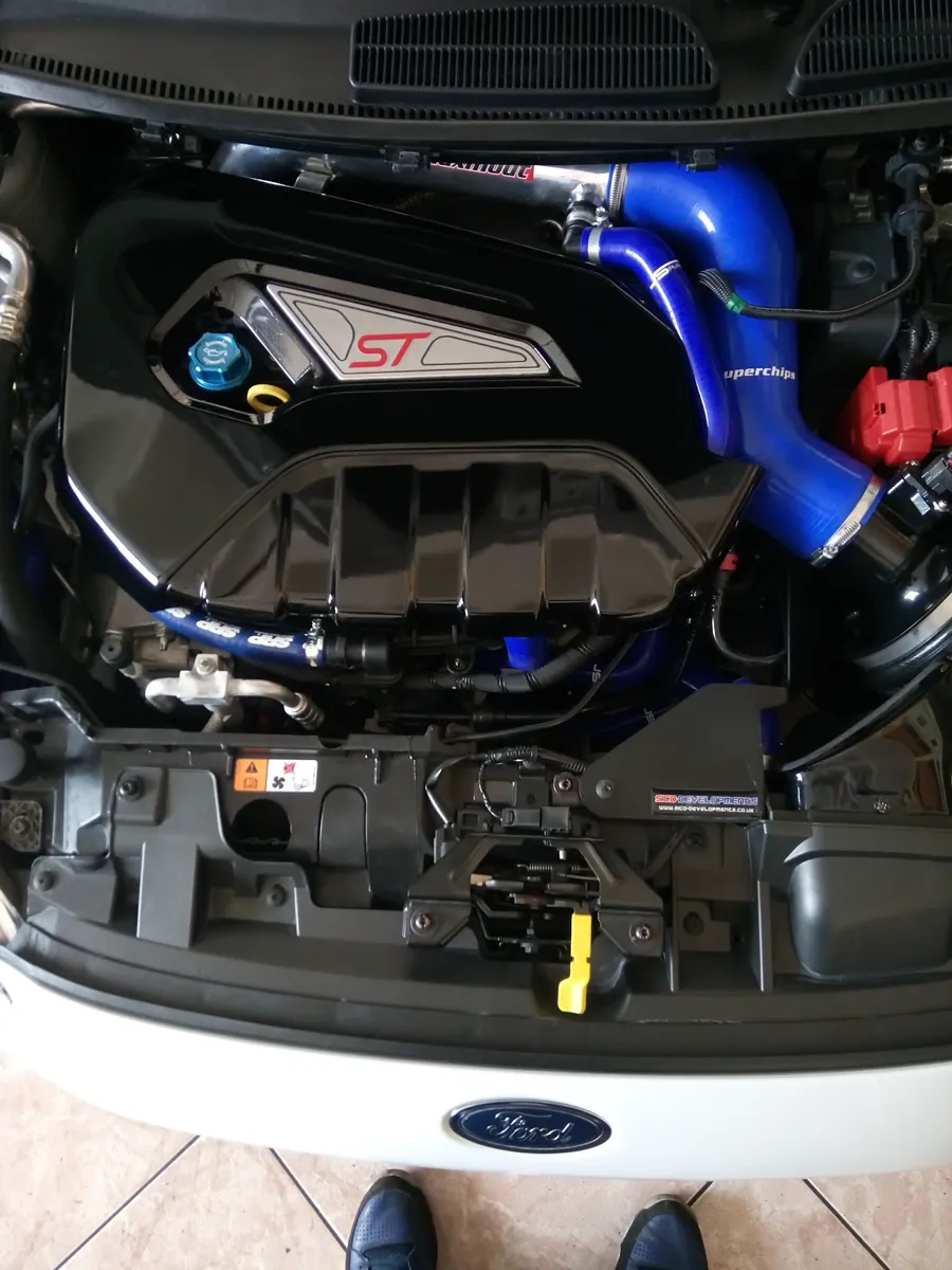 Κινητήρας Ford Focus ST με μπλε σιλικονούχους σωλήνες