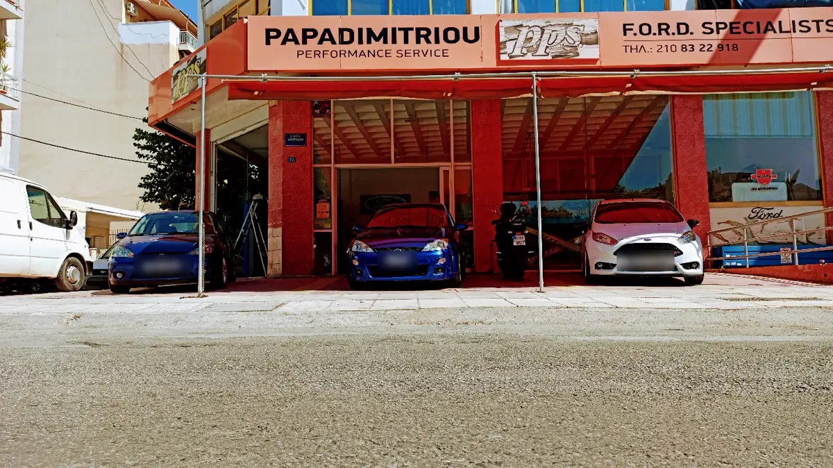 Η πρόσοψη του συνεργείου P.P.S. Papadimitriou στην οδό Κουρτίδου με αυτοκίνητα Ford μπροστά